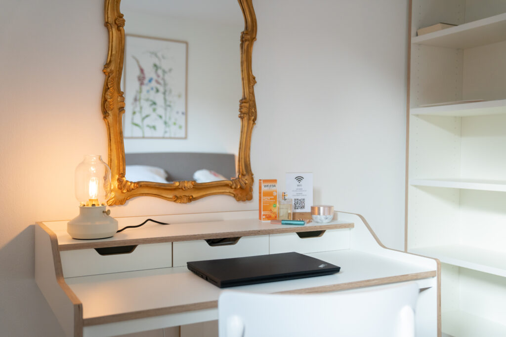 Schmintisch und Homeoffice Schreibtisch